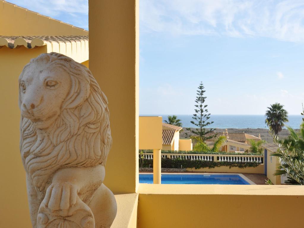 With Views Like The Pool Sea Meia Сasa de vacaciones